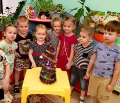 Новогодняя елочка из шишек в средней группе № 7.